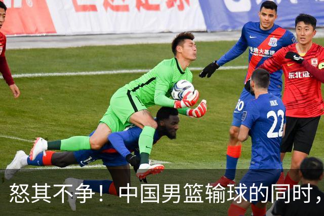 怒其不争！中国男篮输球的同时，日本替补席做出哭鼻子的嘲讽动作